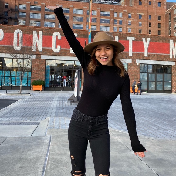 Meet your Posher, Karen - Picture 10 of 15